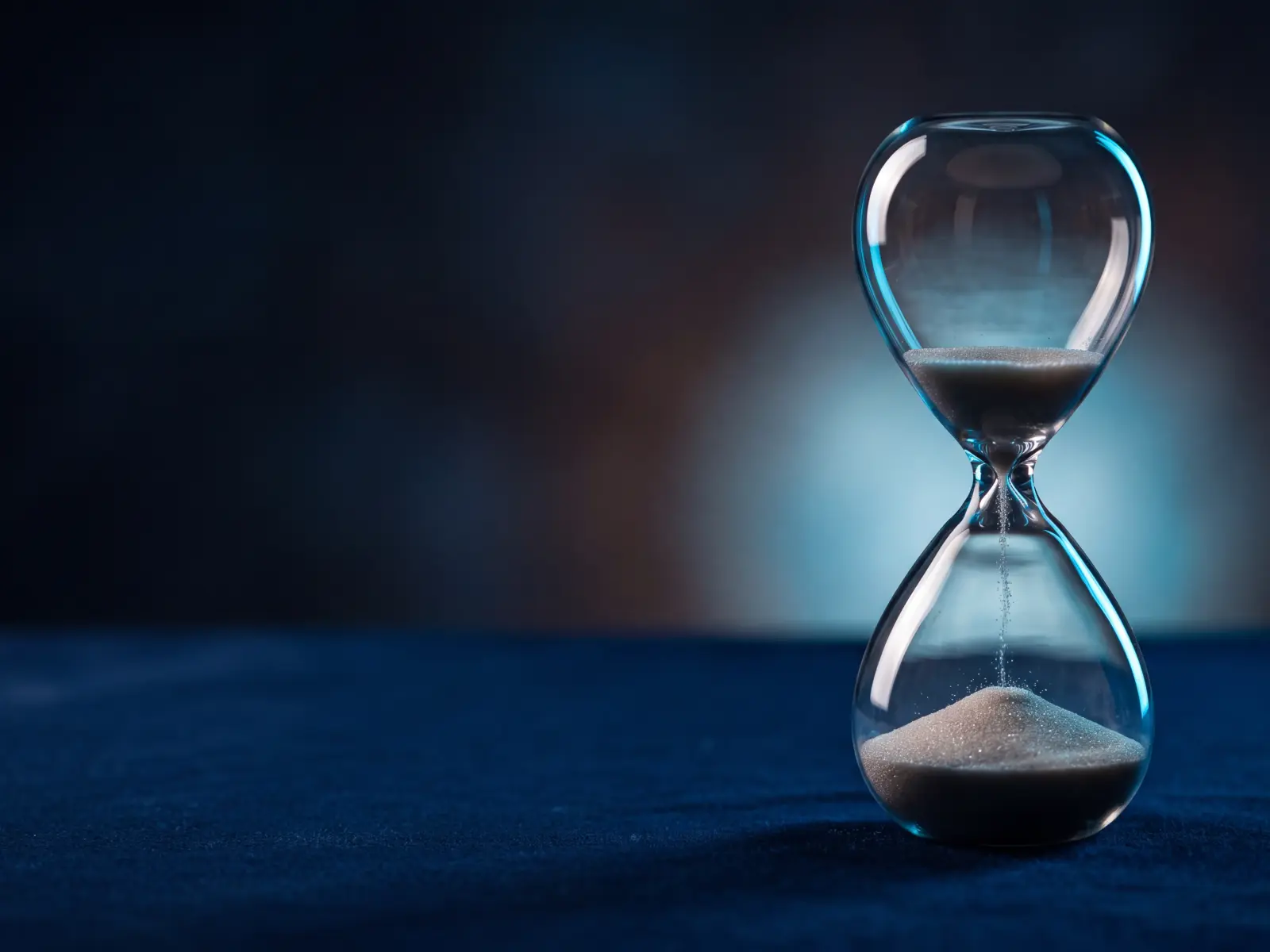 Sanduhr im blauen Licht als Symbol für Zeitlimits